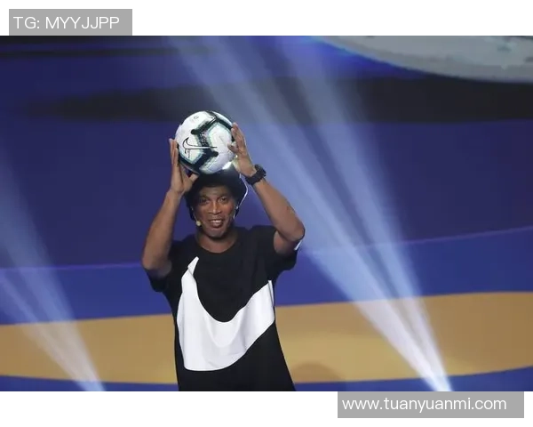 足球球星化身普通路人街头现身，网友惊呼认不出！