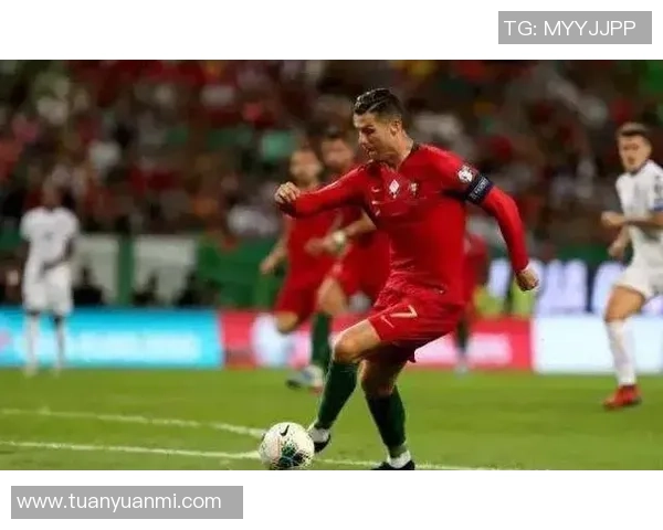 走路踢足球球星:技术与智慧结合的另类足球风采